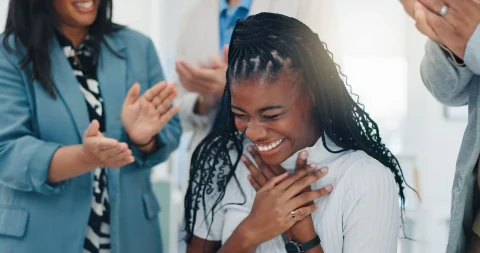 Employée félicitée par son équipe pour une réussite professionnelle